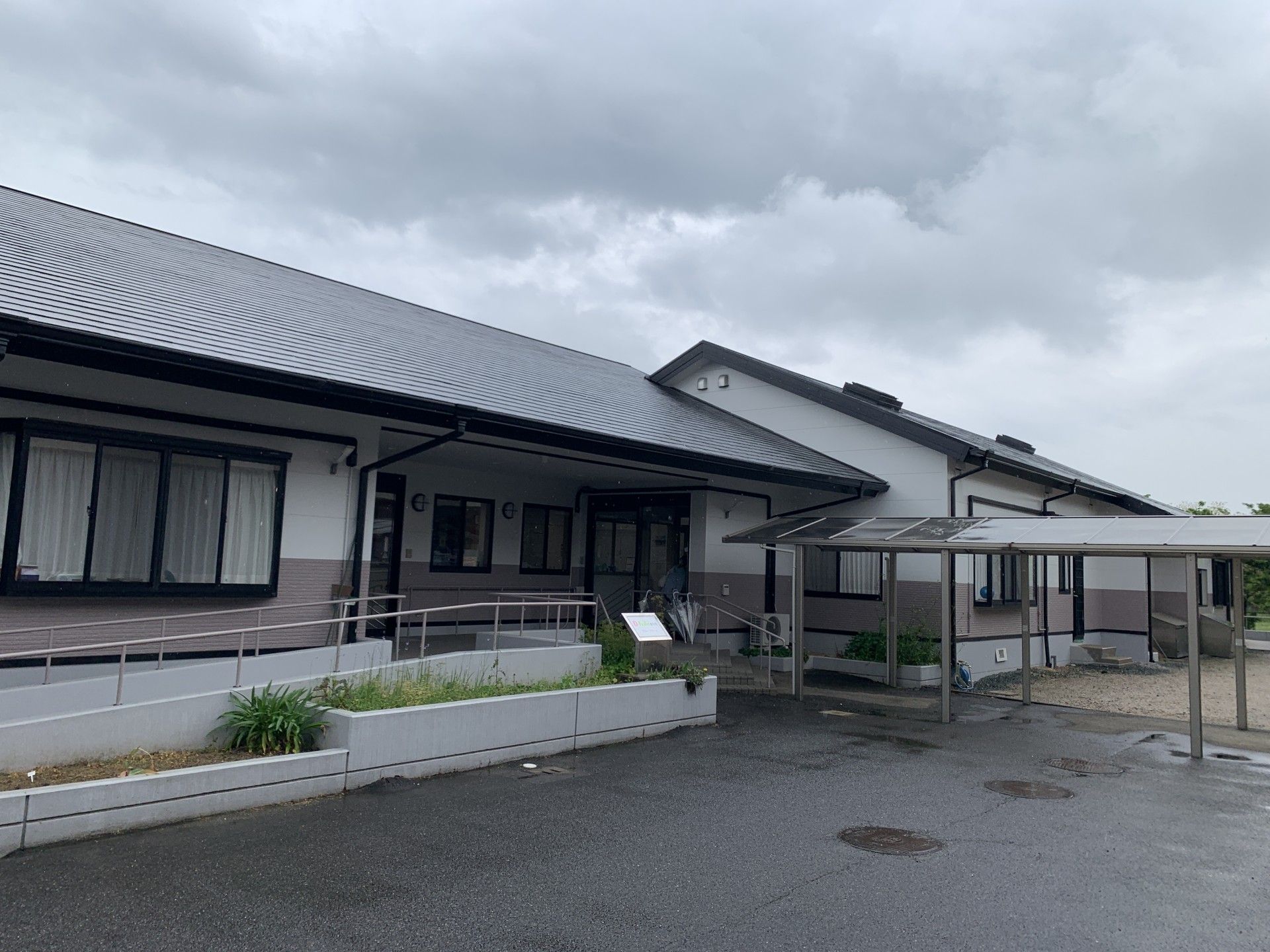 雨の日の建物外観