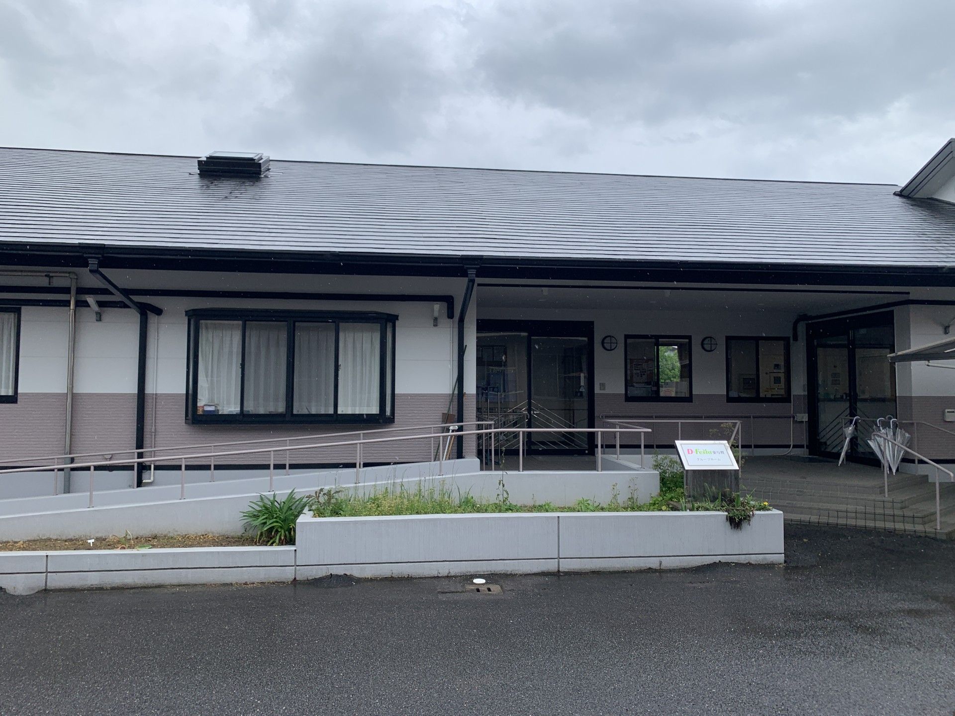 スロープ付きの建物入口