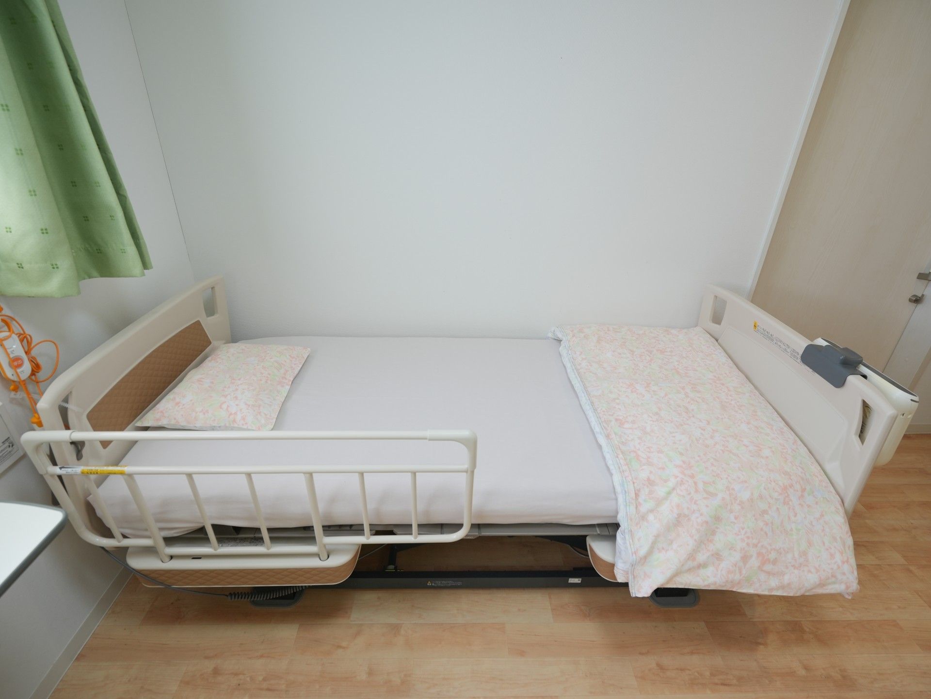 外出する車椅子に乗った高齢女性を介助をする男性ヘルパー