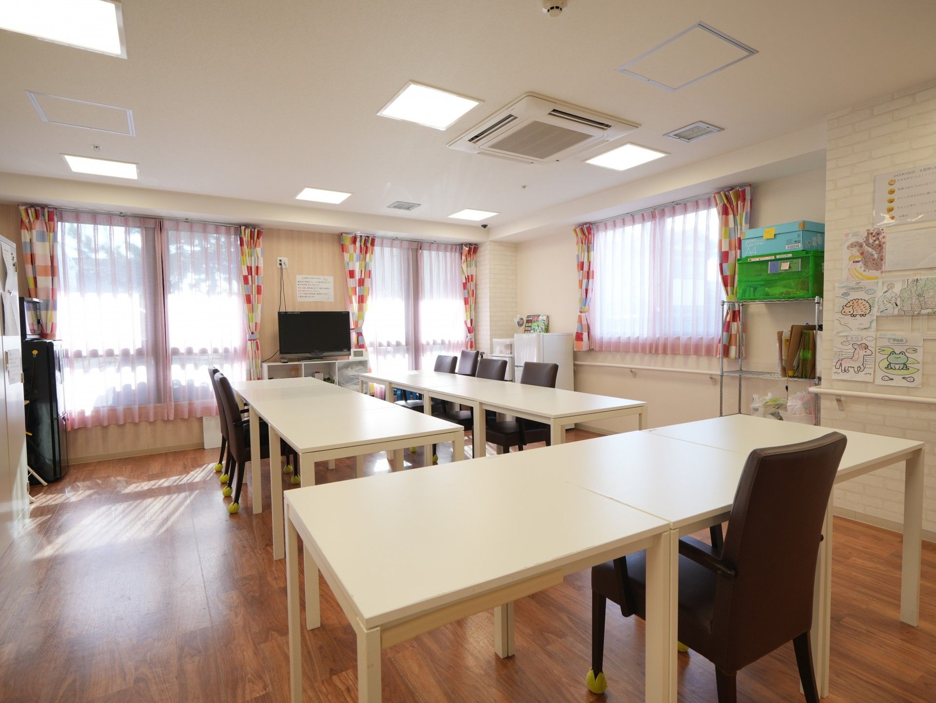 車椅子で外出する車椅子に乗った高齢女性と介助をする女性ヘルパー