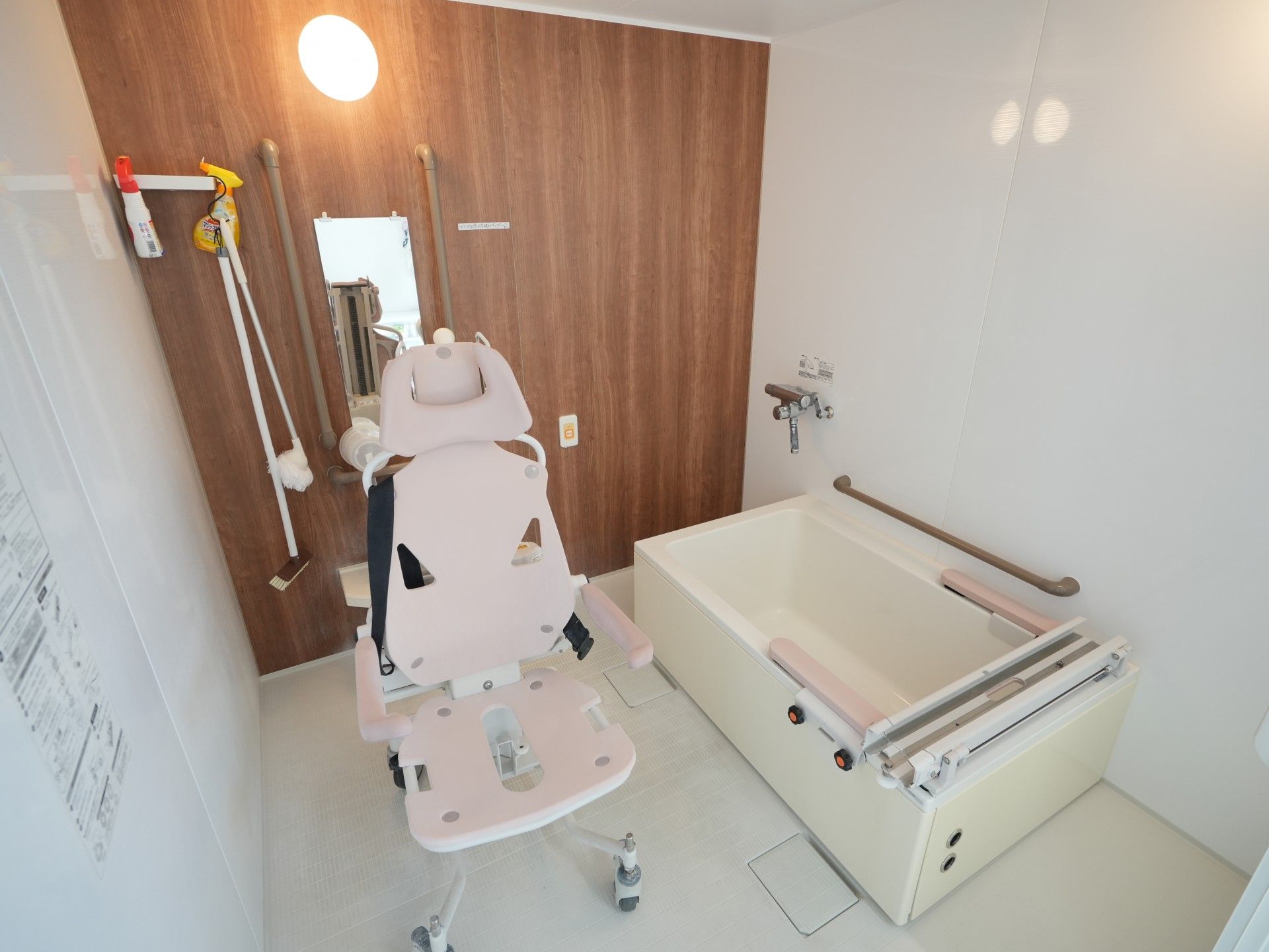 女性ケアマネジャーと話す高齢女性