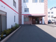 白と赤の外壁の介護施設全景