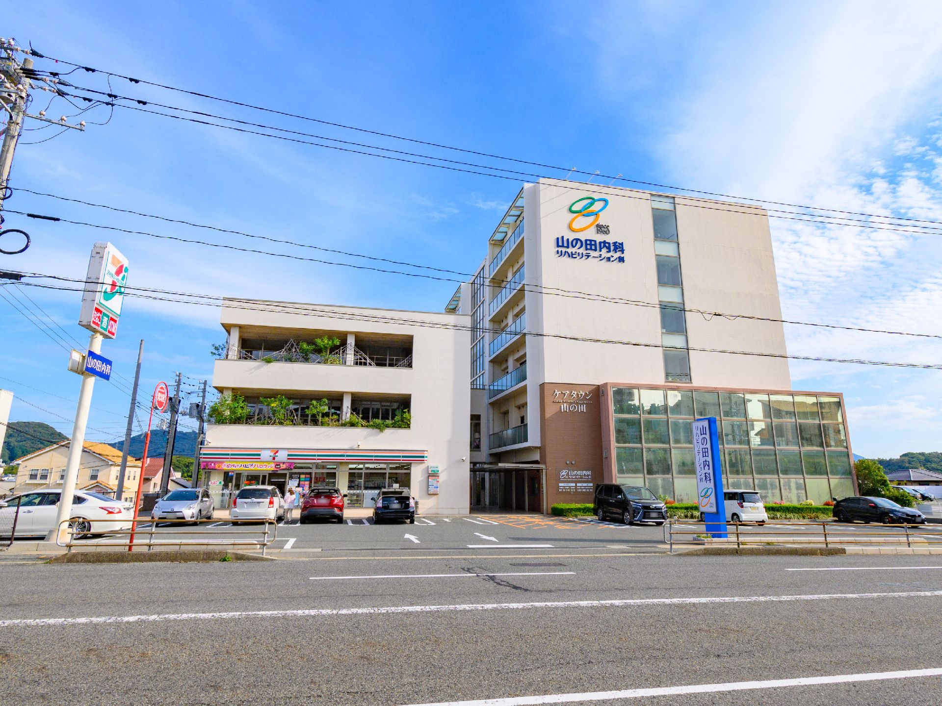 施設の出入り口から見た、施設全体の外観