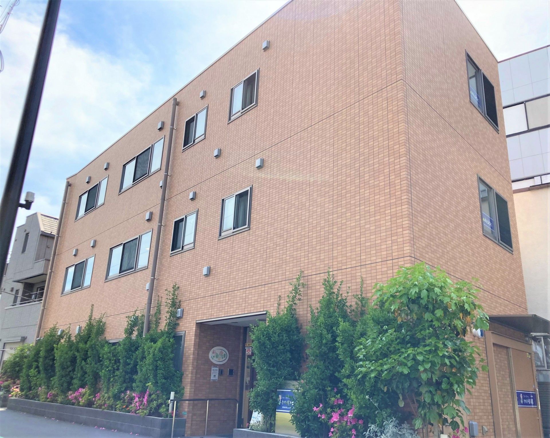 落ち着いた雰囲気の建物外観