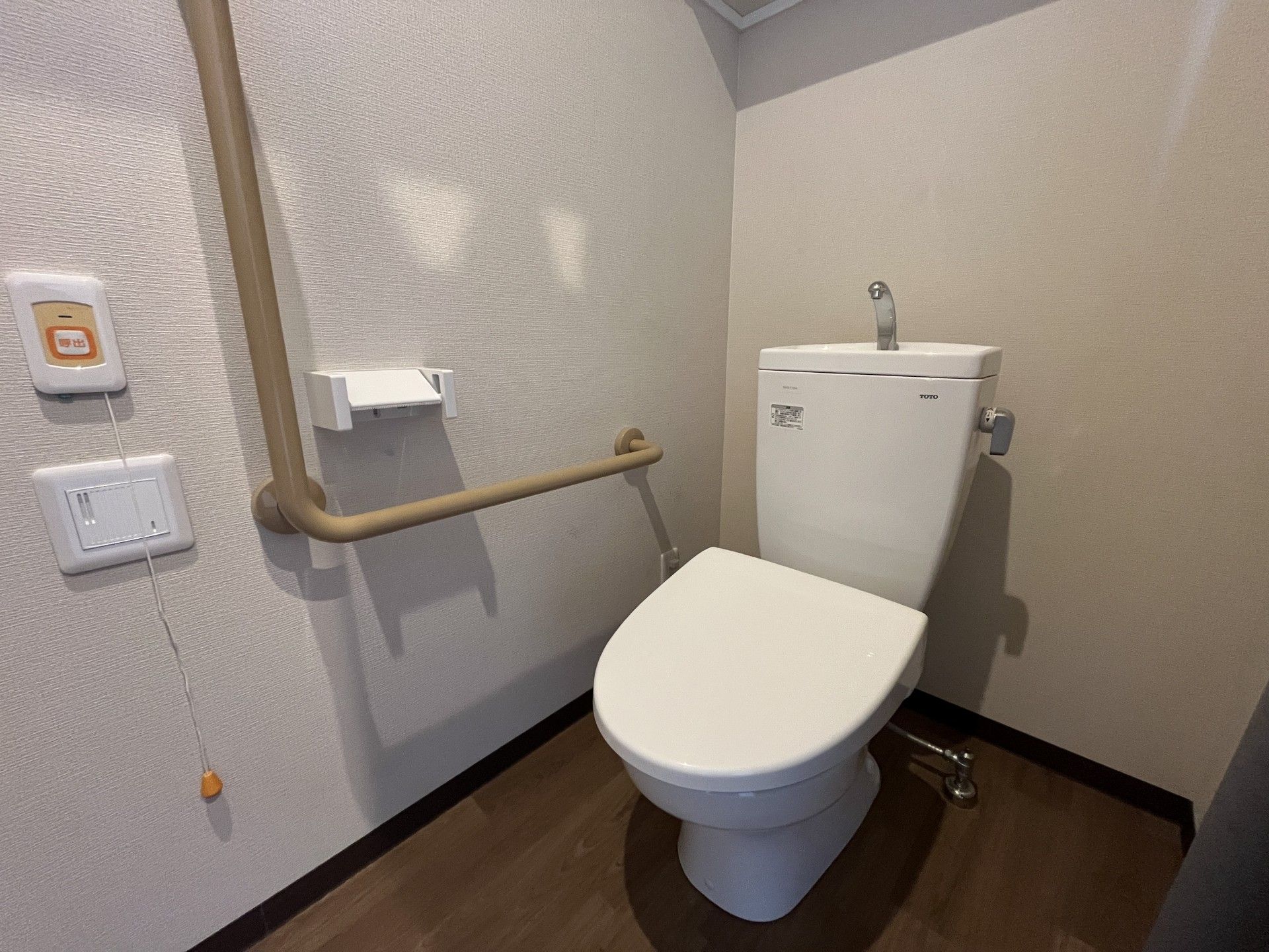 手すり付きのトイレ