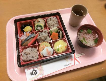 赤飯や焼き魚、海老やたまご焼きや黒豆などが入った重箱とにゅうめんのセット