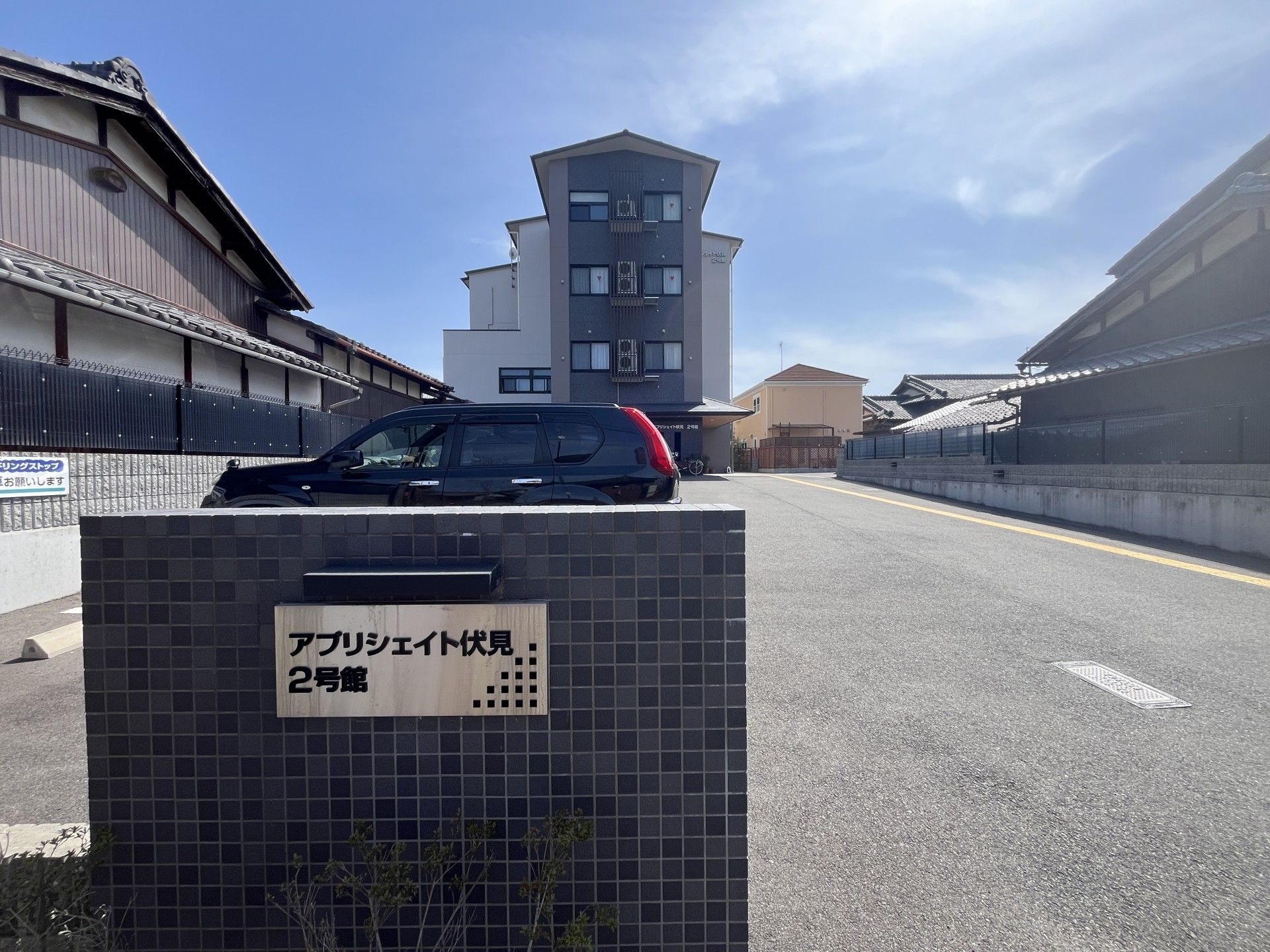施設の外観と駐車場