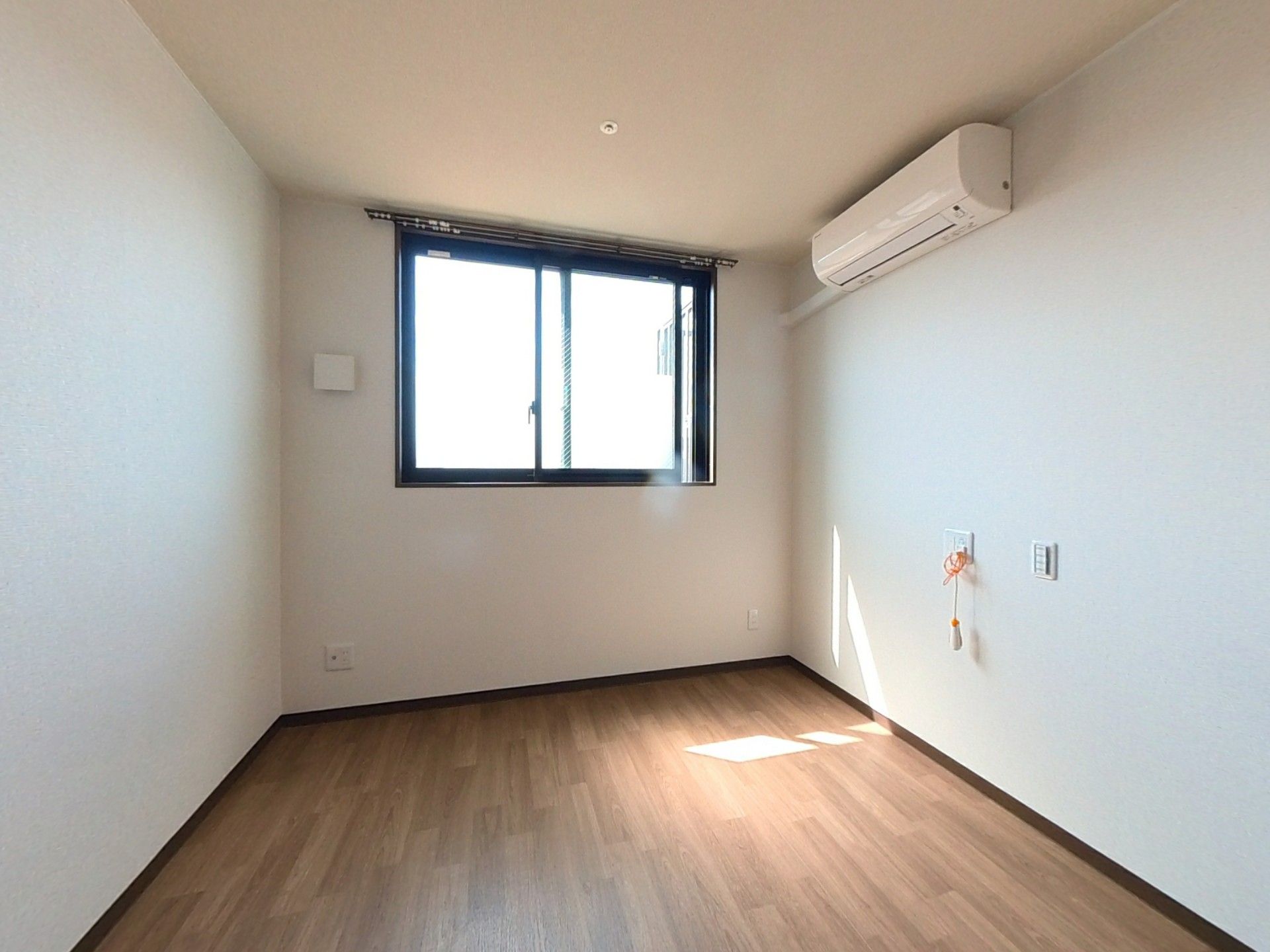 日差しが差し込む部屋