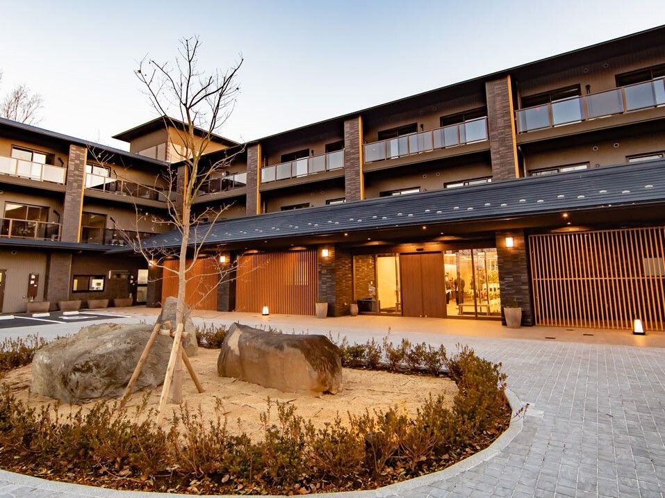 エル字型の3階建ての建物は和風の旅館のようなデザインで落ち着いた雰囲気。各フロアにベランダが設置されている。