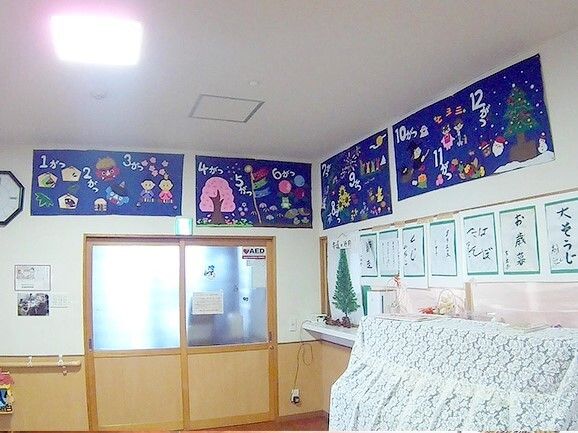 １月から12月まで、その月々の行事に合わせた壁画が飾られ、習字もたくさん飾られている。レースのカバーがかけられたピアノもある。