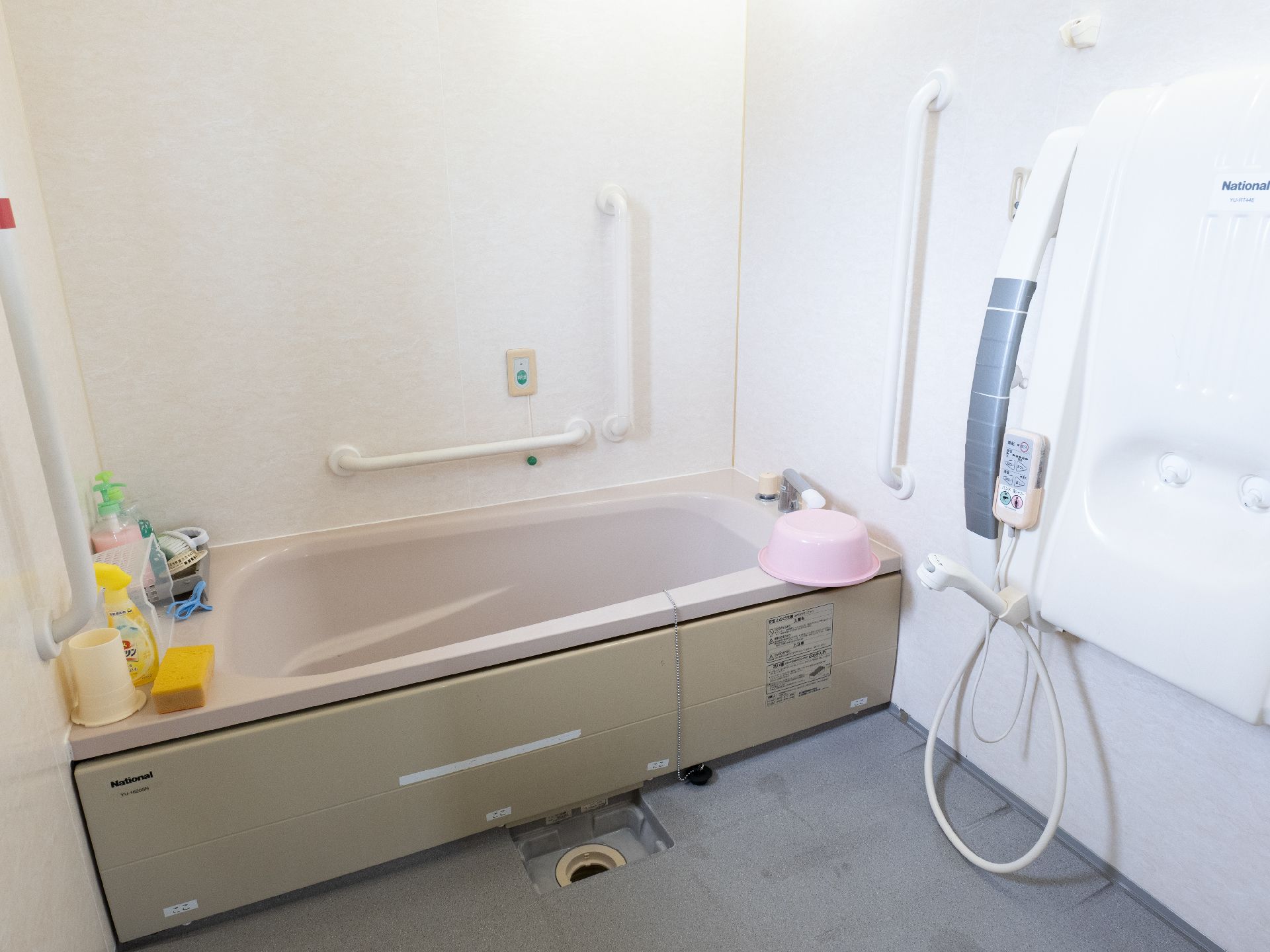 手すりが設置されている浴室