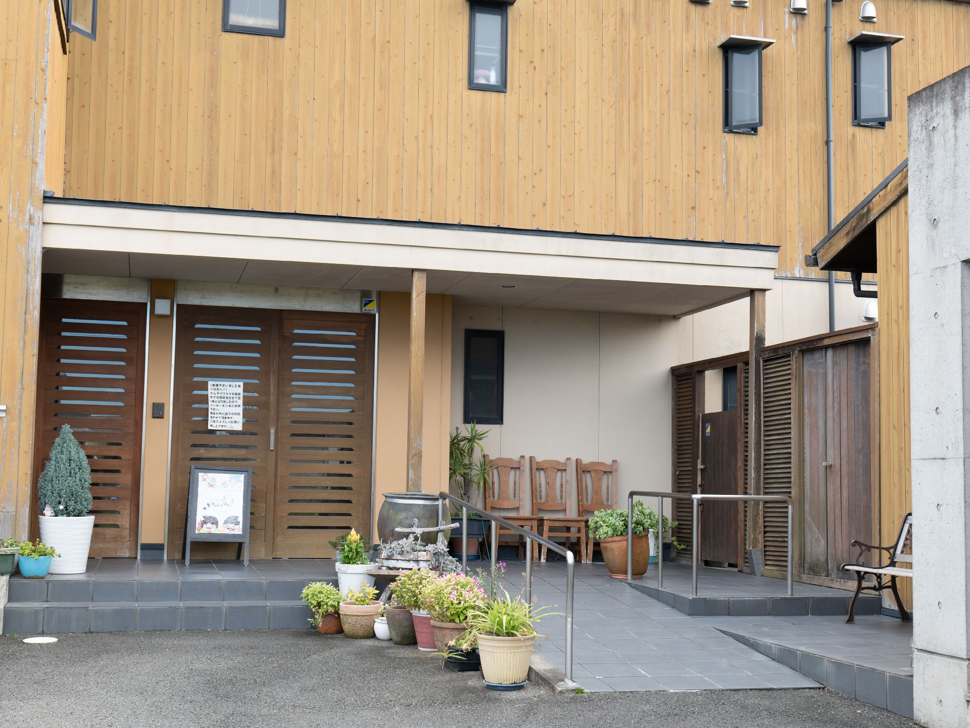 ２階建ての建物で、落ち着いた色合いでお洒落な外観