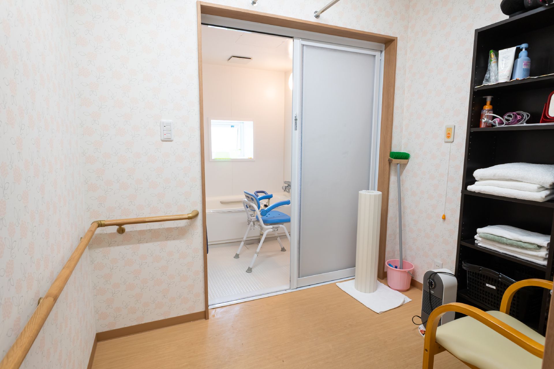 手すりや椅子が設置されている脱衣所