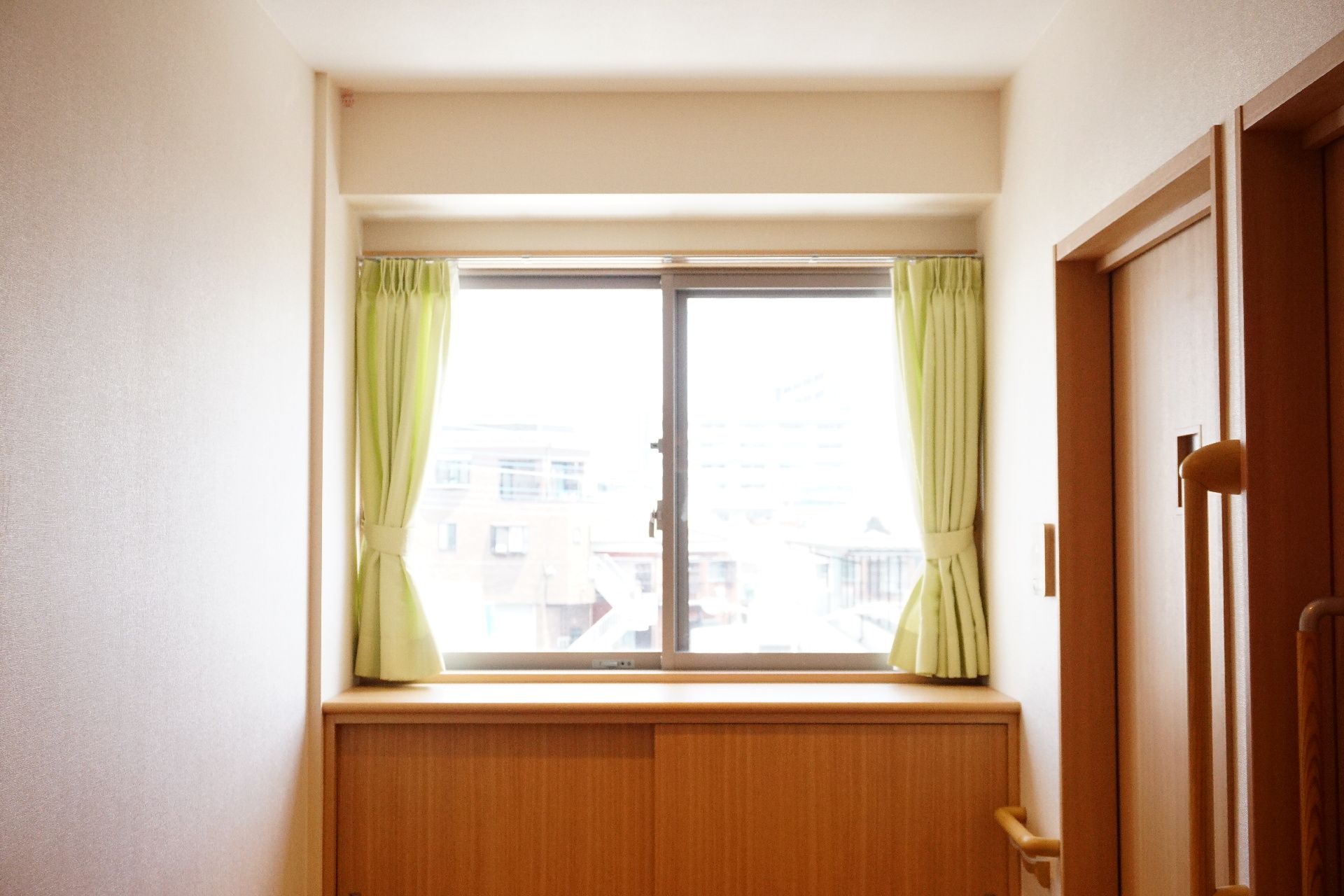 突き当たりに窓があり、光がたっぷりと入っている廊下