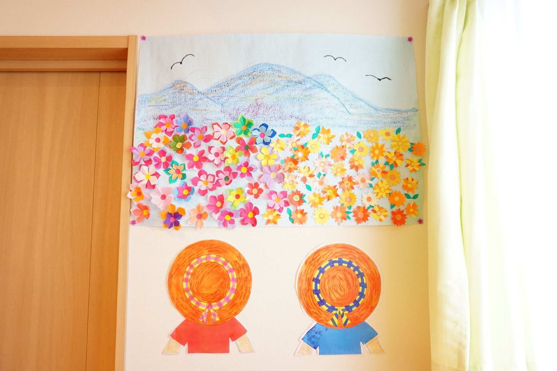 共有スペースの壁に展示されている入居者が作った展示物