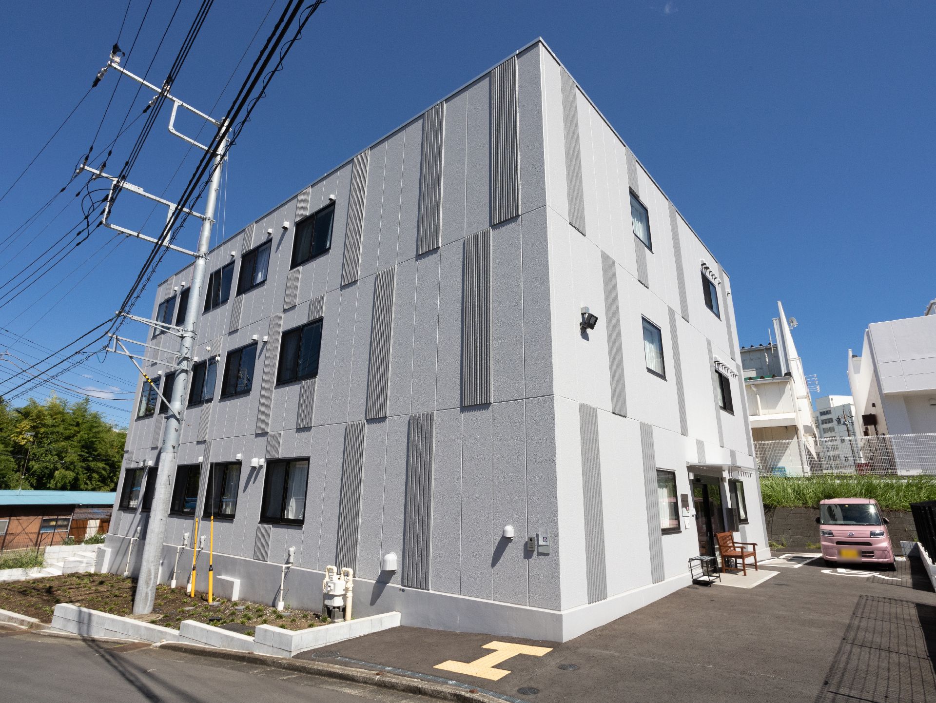 外壁にグレーの模様が入ったお洒落感、高級感のある施設の外観
