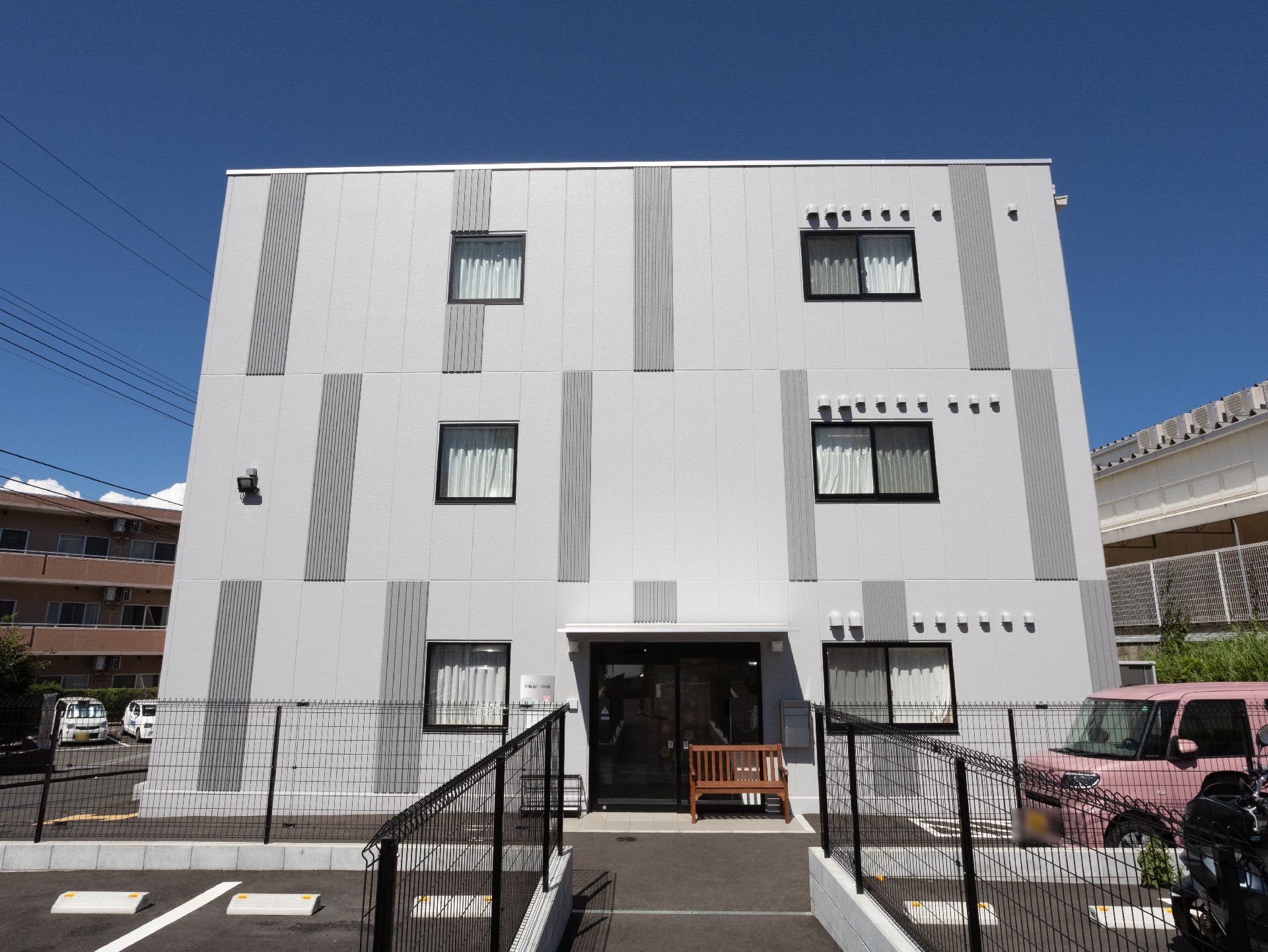 拍手をする高齢女性と女性スタッフ