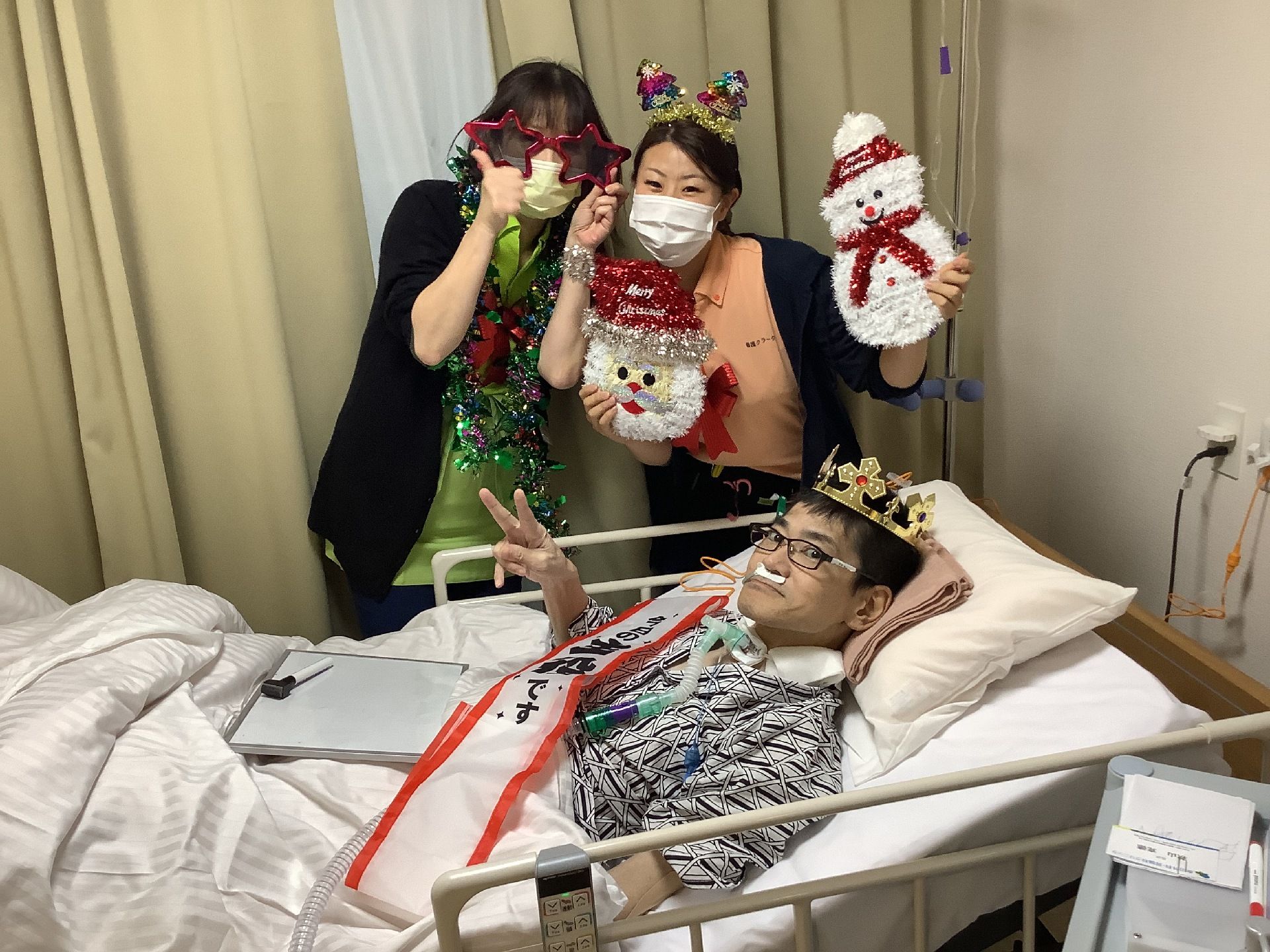 顔を見合わせる車椅子に座っている高齢女性と女性ヘルパー