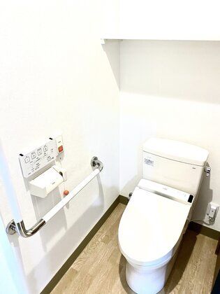 手すりと緊急コールが取り付けられている施設内のトイレの様子