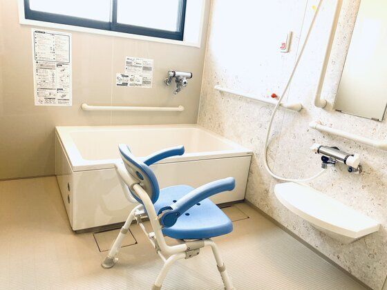 シャワーチェアや手すりが取り付けられている施設内の個別浴室の様子