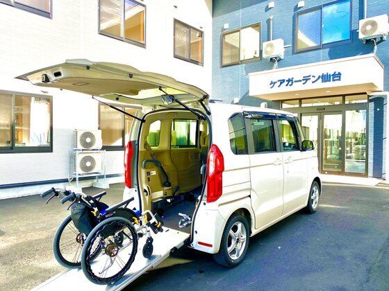 車いすのまま乗れるタイプの車の様子。介護仕様の車の写真