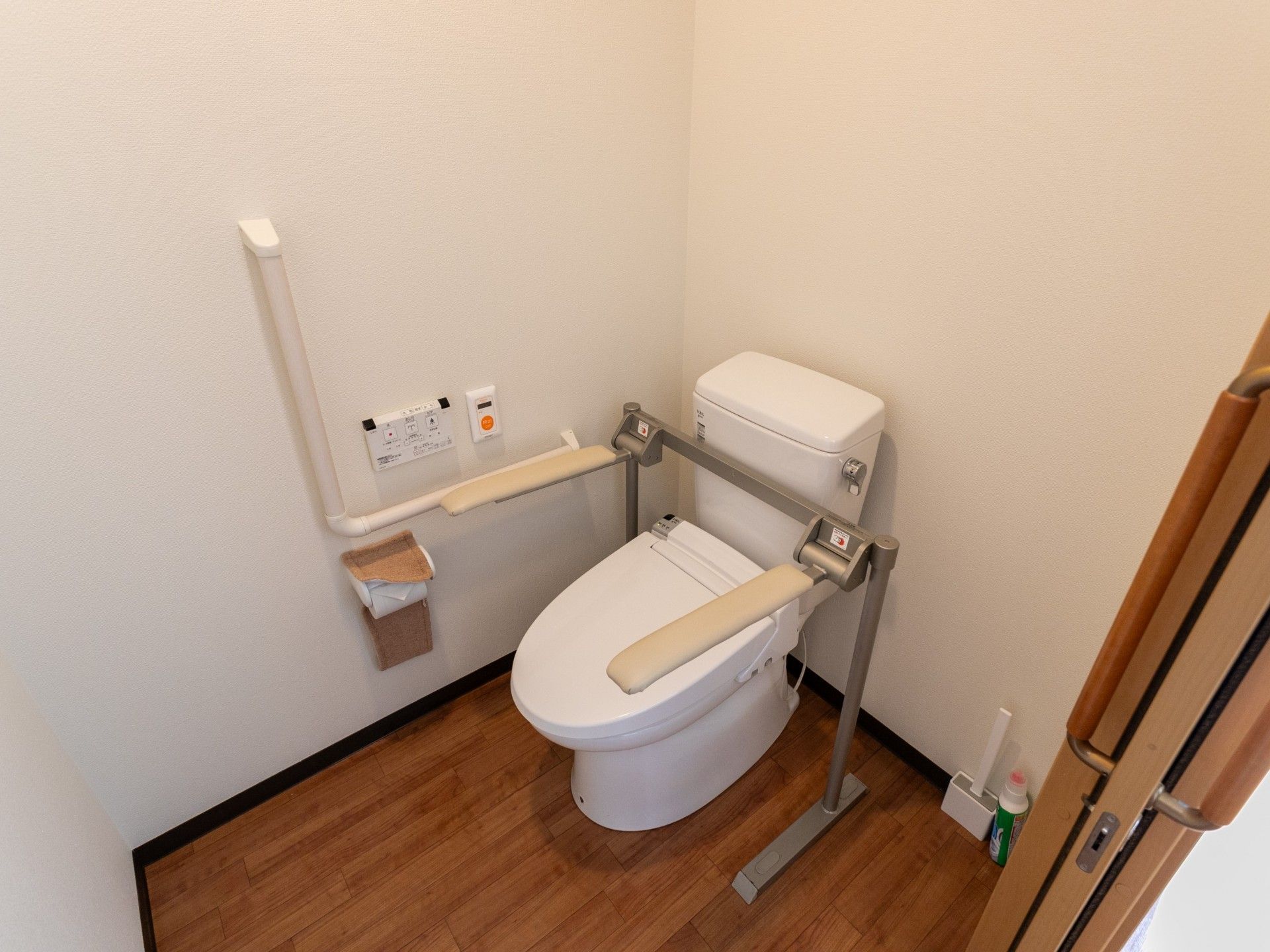 手すり付きトイレの内観