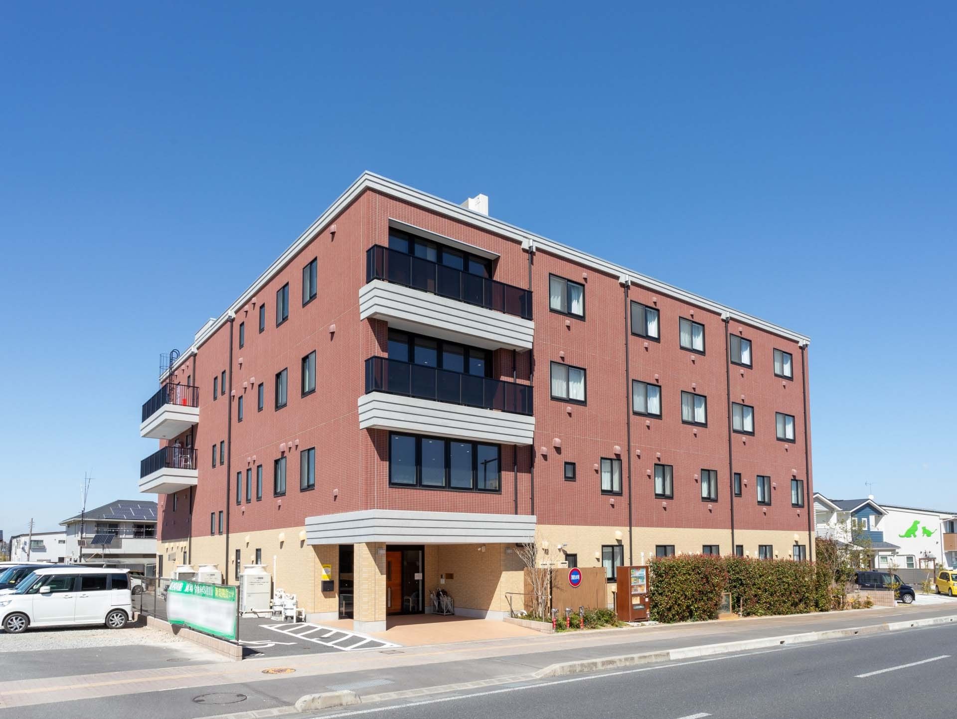 車椅子で外出する高齢女性を介助する女性ヘルパー