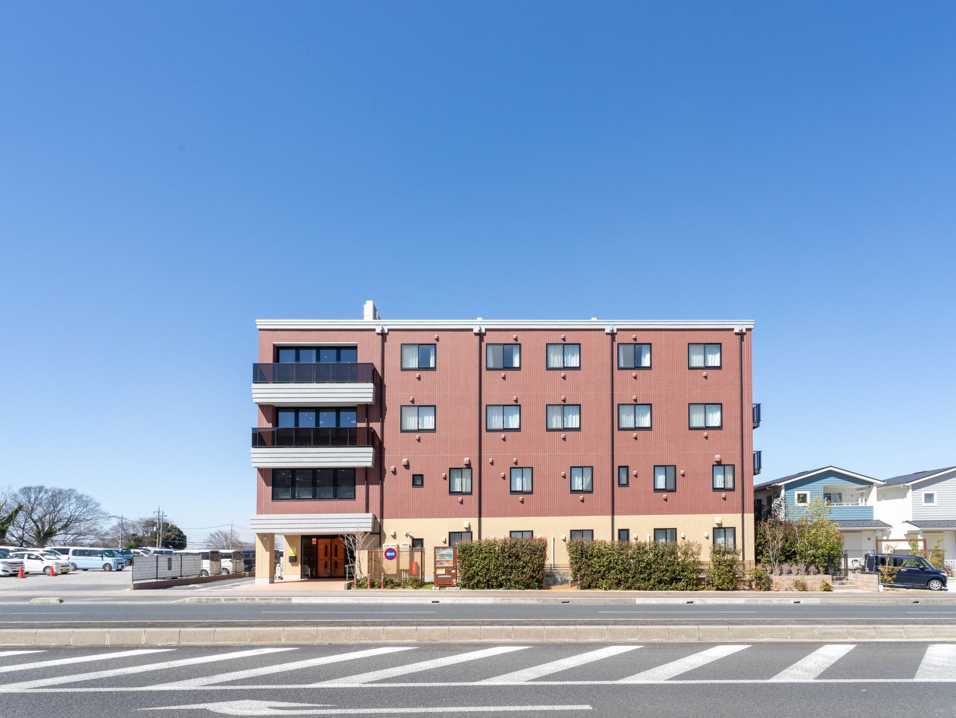 赤茶色の建物外観