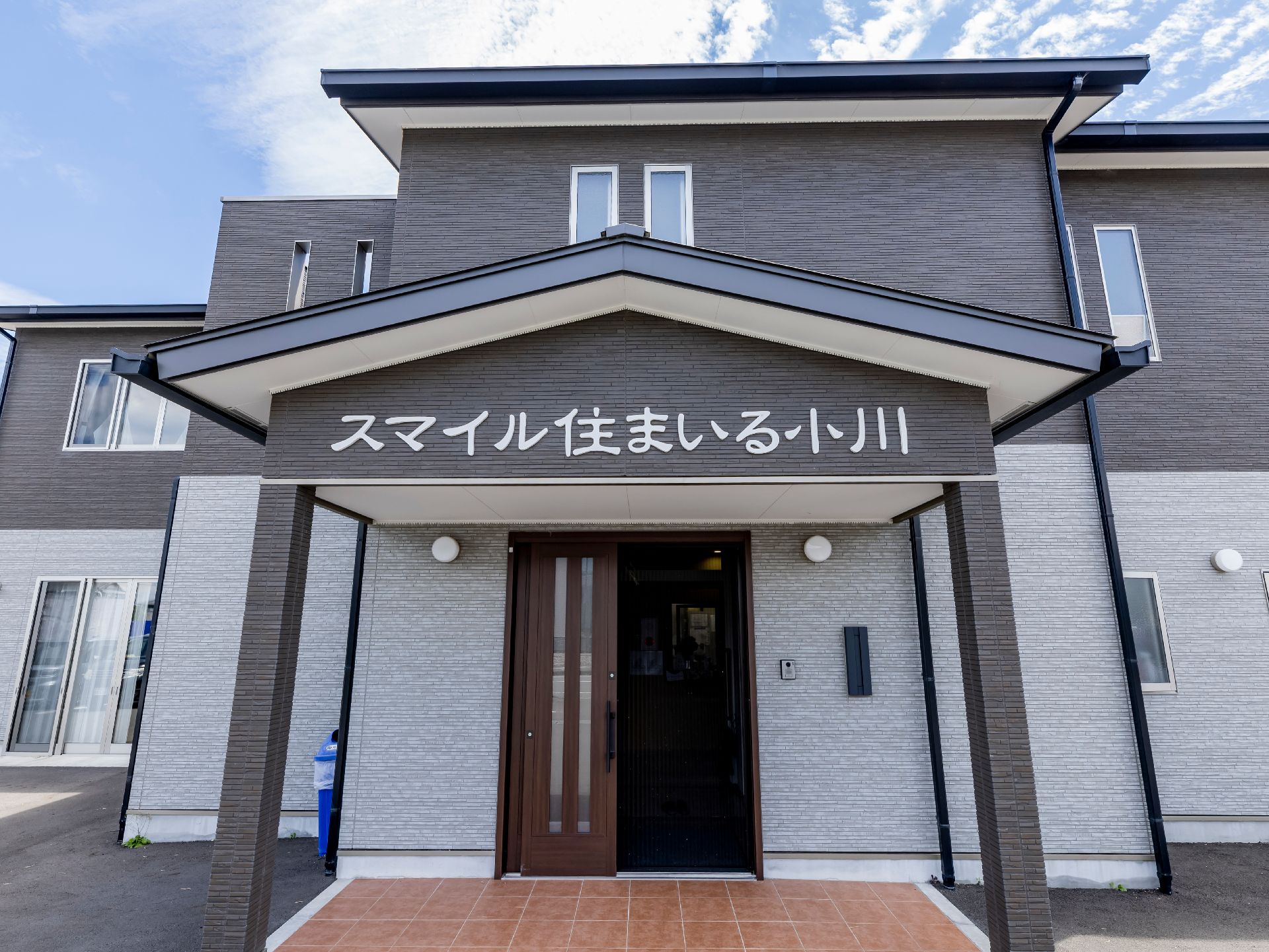 グレーを基調とした介護施設の外観