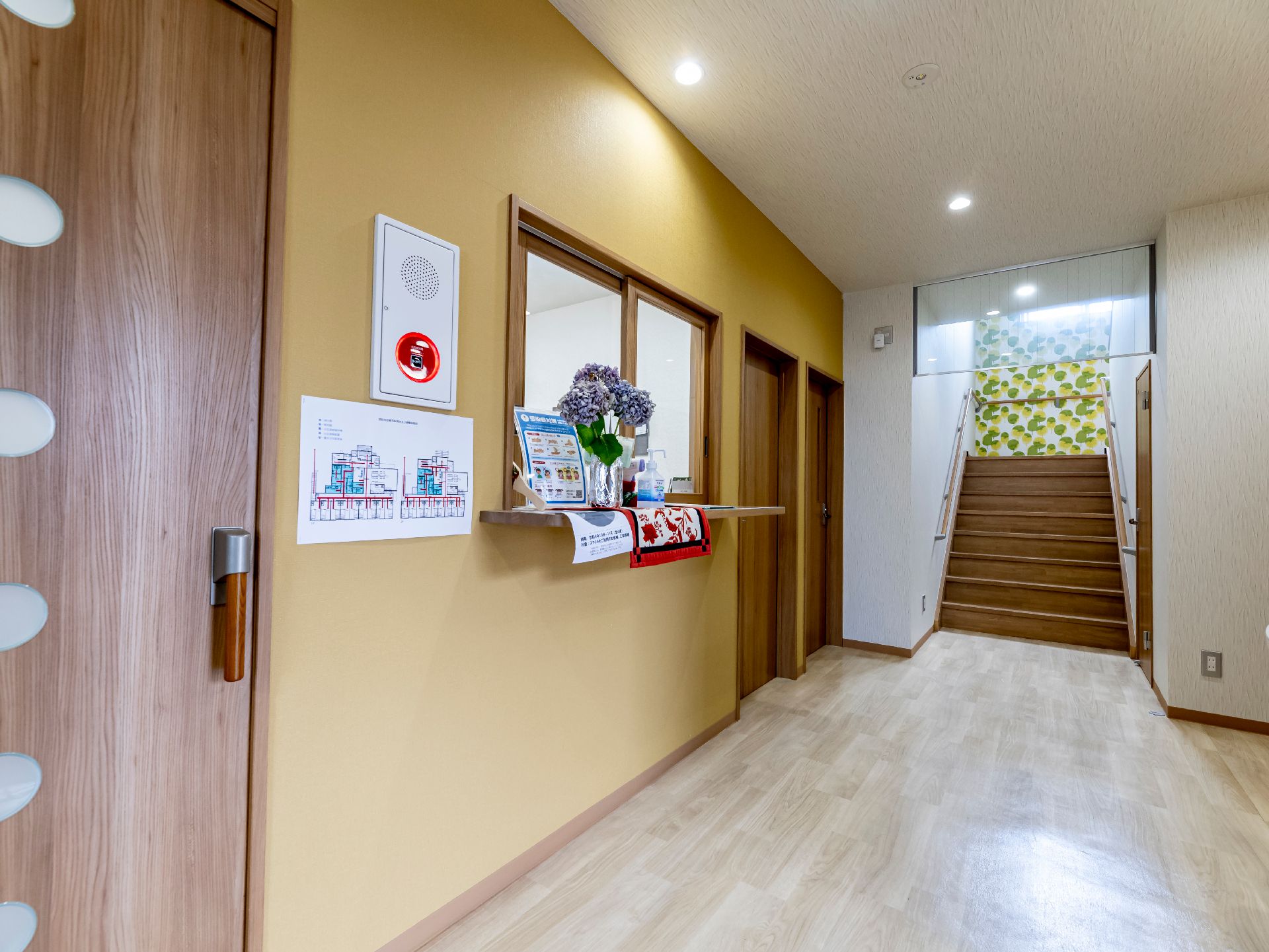 来館者や入居者への対応を行っている受付