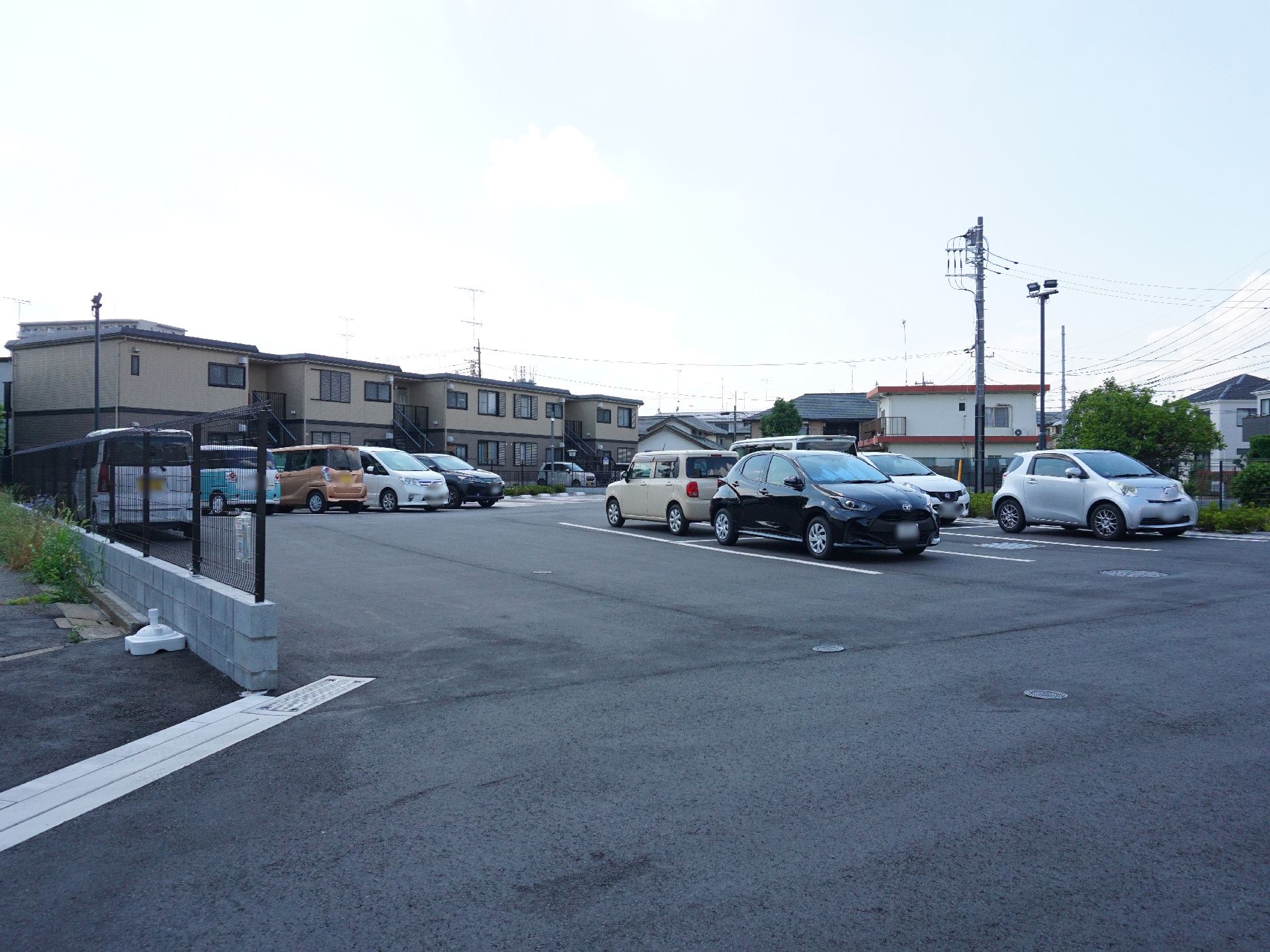 アスファルトできれいに整備され、駐車スペースが広い駐車場