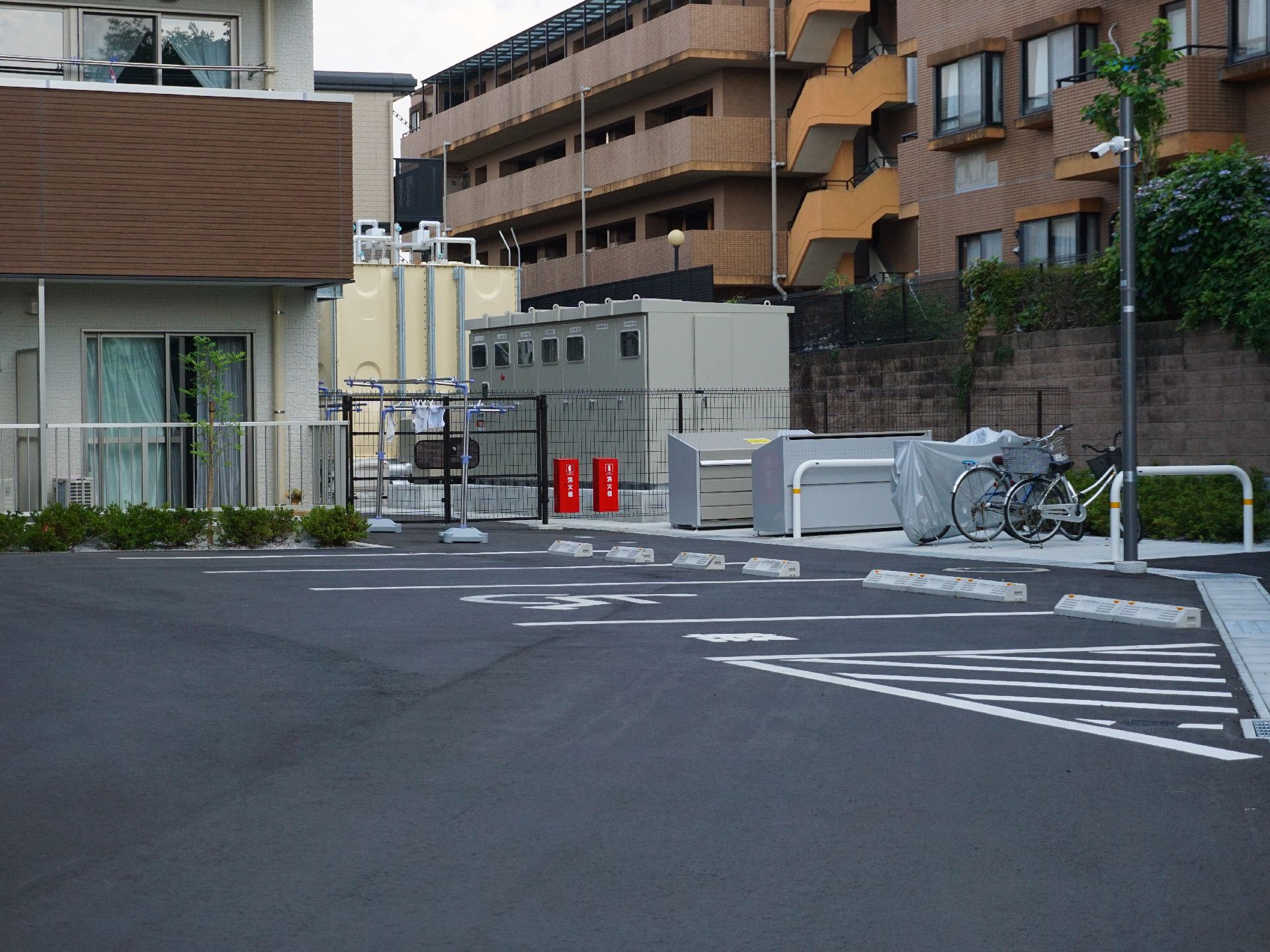 アスファルトで整備され、車を数台止めることができる駐車場