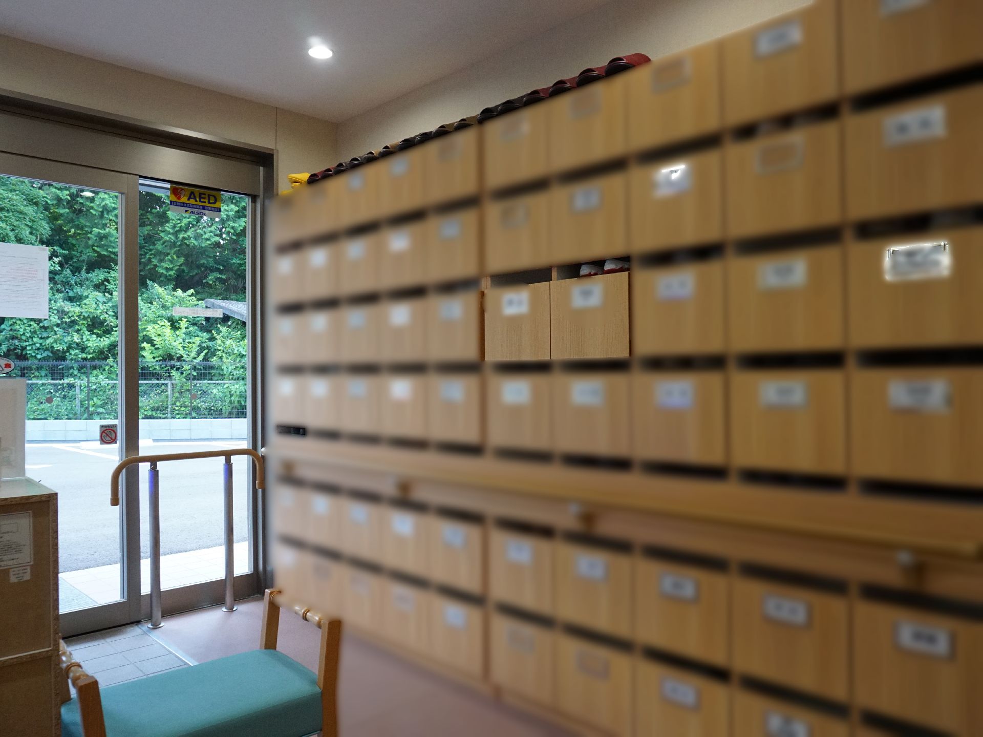 入居者が安全に靴を履き替えられるように、手すりが付いている下駄箱