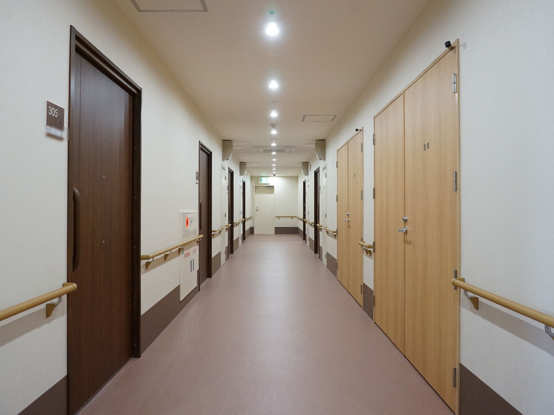 バリアフリー化され、床の段差がすべて解消されている廊下