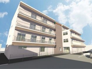 4階建ての建物。清潔感のある白でまとめられ、ベランダや広い駐車場が付いている。