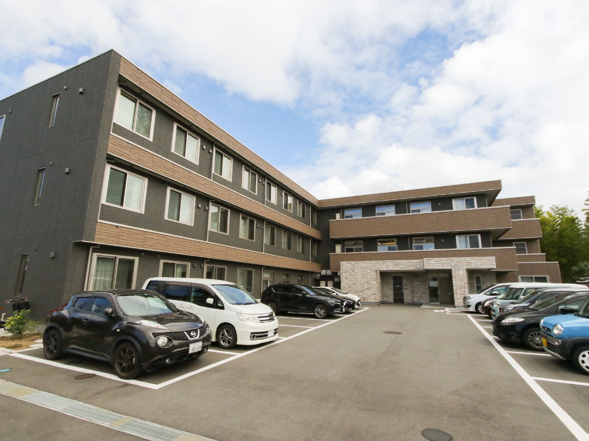 駐車場を完備した3階建ての施設
