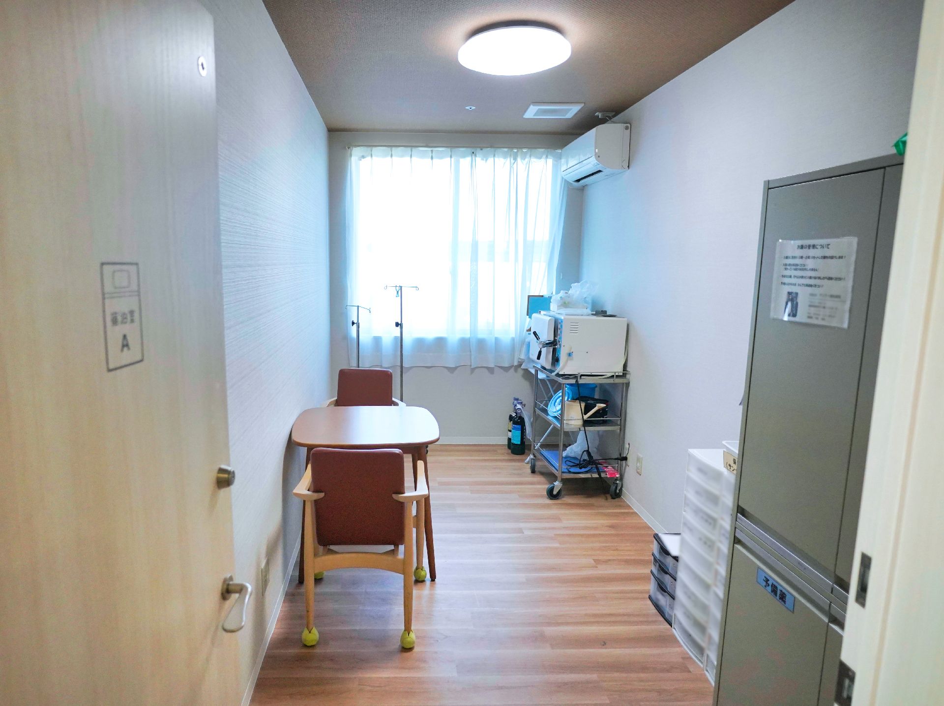 手すりが行き渡り、段差が解消されている館内の廊下