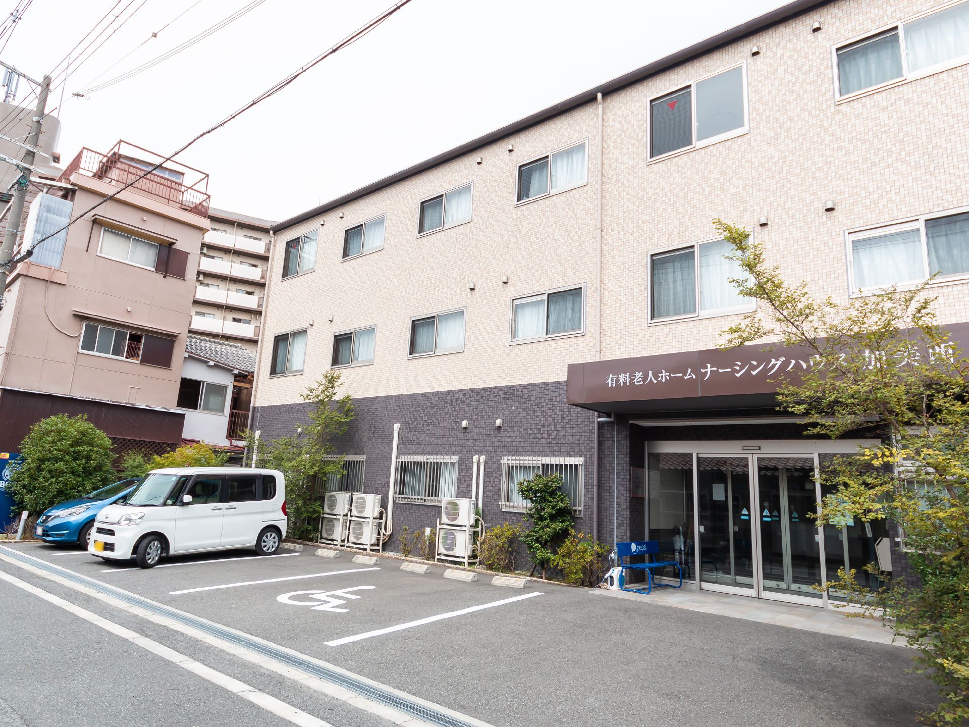 駐車場も設置されている外観