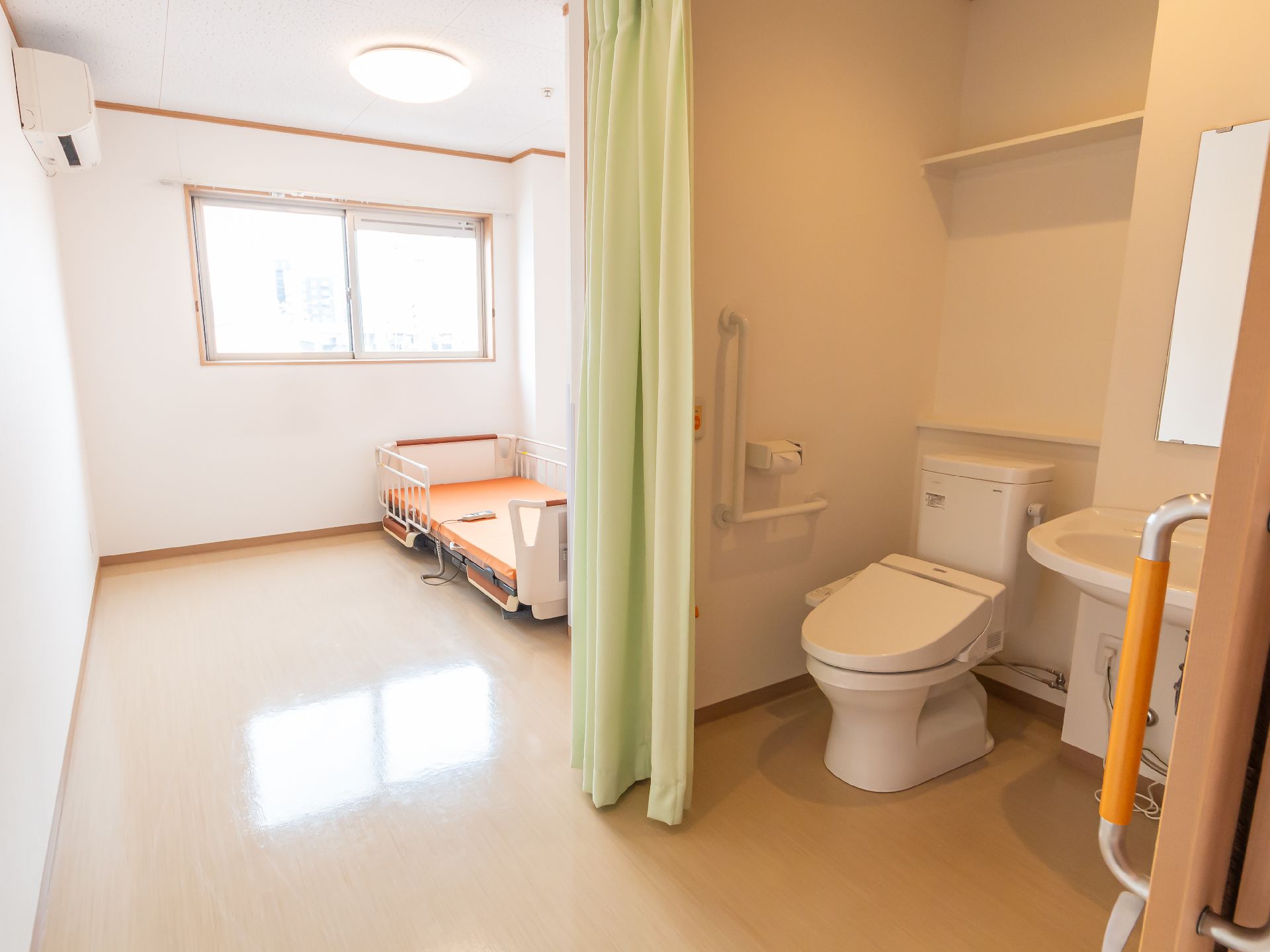 介護ベッドとトイレが設置されている居室