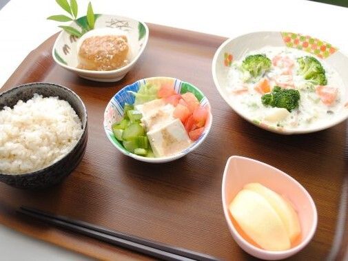 ブロッコリーなどの野菜がたっぷり入ったシチューに白いご飯、カットフルーツに豆腐サラダ、ふろふき大根。