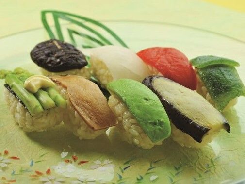 アボカドやナス、シイタケ、アスパラ、海藻などの異なる８種類の具で握られた野菜の握り寿司。