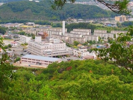緑に囲まれた環境にありながらも、大きな病院や中学校などがそばにあり、住宅も多くある。