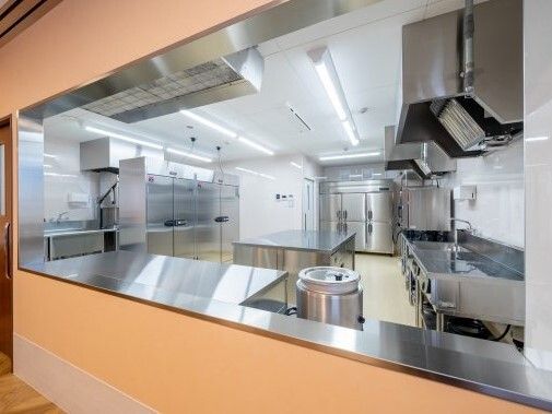余計なものが置かれていない本格的な厨房にはステンレス製の調理器具や調理台がそろっている。