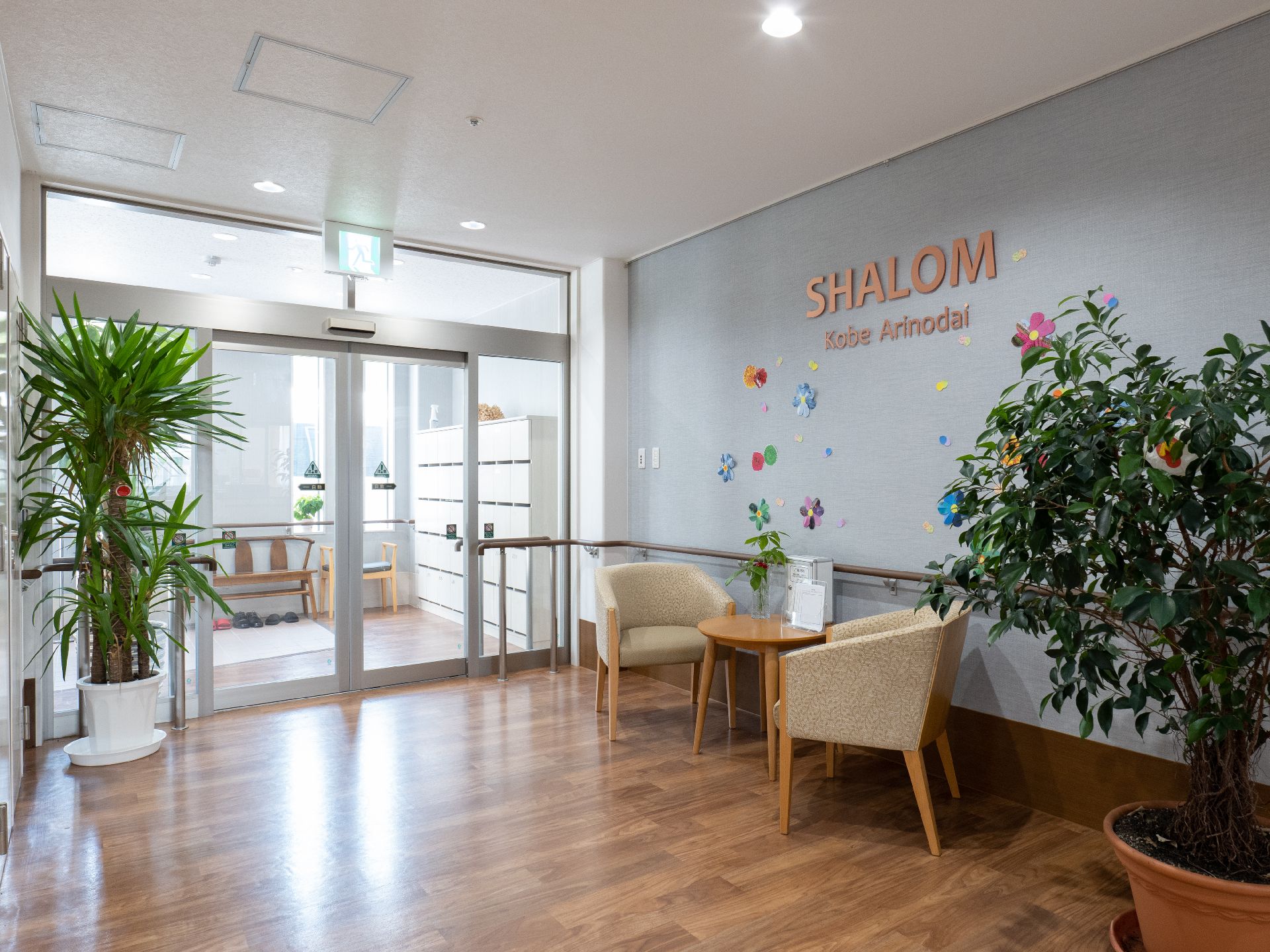 スムーズな開け閉めをしていただける自動ドアが設置された玄関