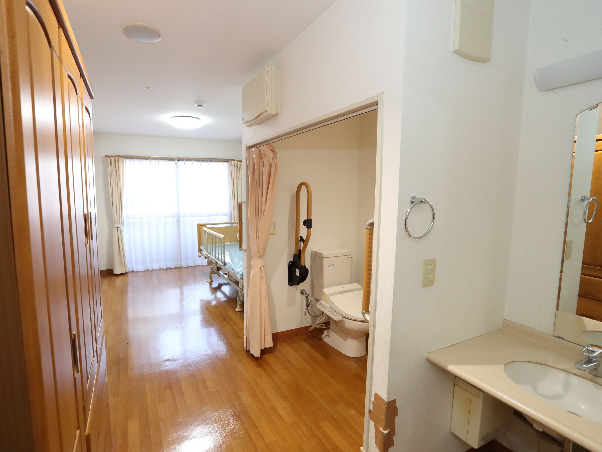 洗面台やトイレが設置された居室