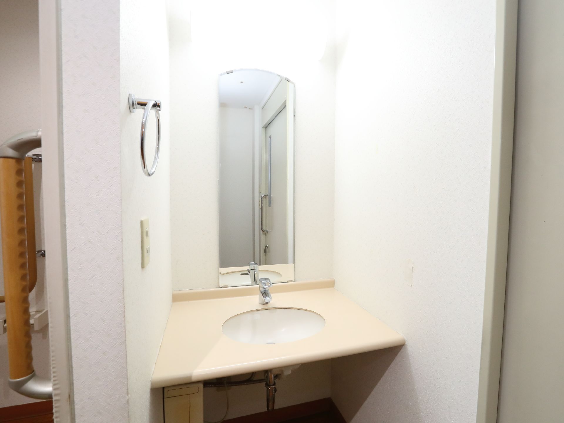 鏡が付いた洗面台