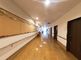 明るく広々とした廊下