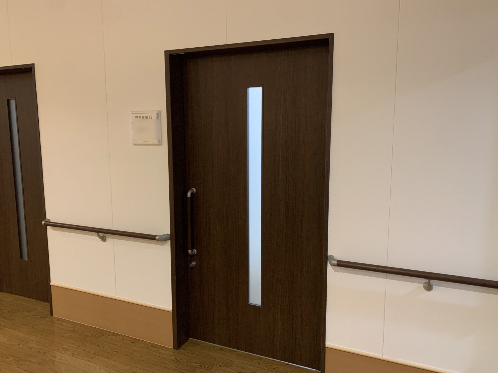 安全な手すり付きの扉