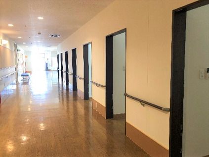 居室が並んでいる廊下の様子。施設内の共有スペースを写したもの