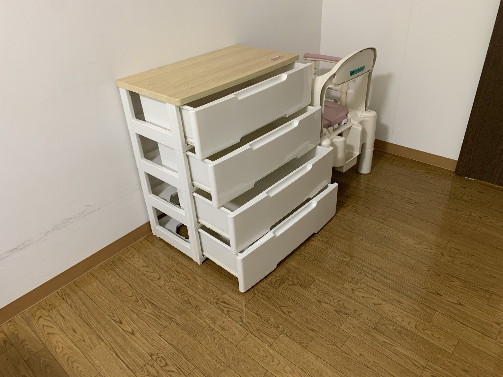 収納と椅子のある一角